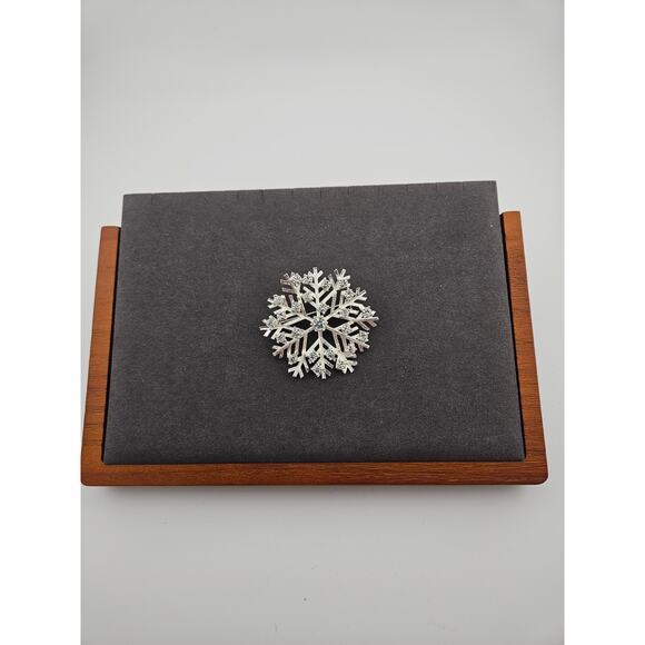 Large Snowflake Brooch Pin Silver Tone Winter Snow Holiday Christmas Festive - Picture 1 of 3